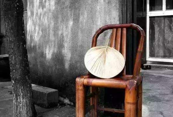 和空调相比,扇子摇出来的是自然的清凉(资料图)