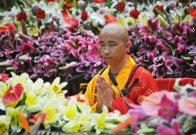 东林寺举行在家菩萨戒法会 三千余居士受戒