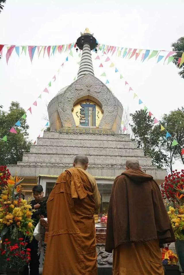 见塔如见师:三门多宝讲寺举行扫塔仪式 纪念清定上师