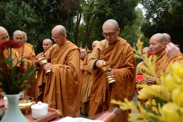 见塔如见师三门多宝讲寺举行扫塔仪式纪念清定上师