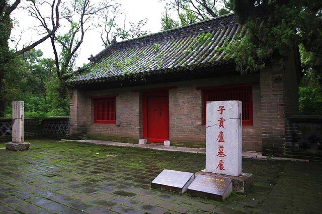 子贡是孔子的得意门生,孔子去世后,他的弟子皆服丧三年,唯独子贡庐墓