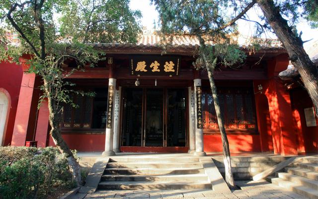 正殿的后院是大庙的第四重院落,由寝宫,注生殿,财神殿,辖神殿,文殊殿