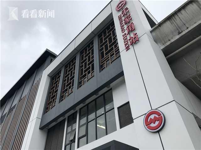 青浦建管委亲测 17号线朱家角站外新增指示牌