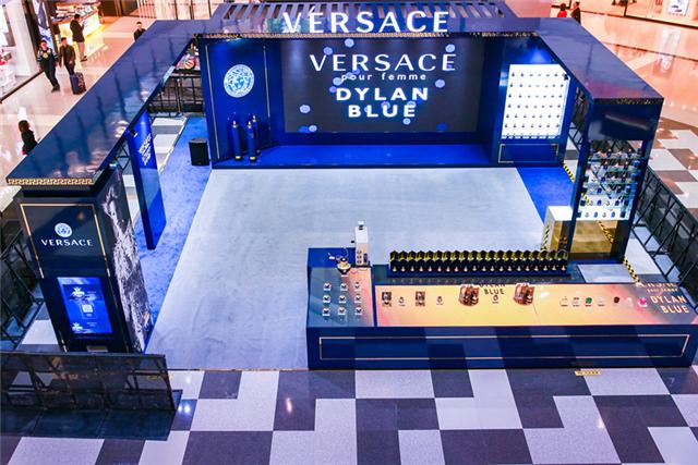 近日, versace快闪店在上海来福士一楼中庭亮相,蓝金