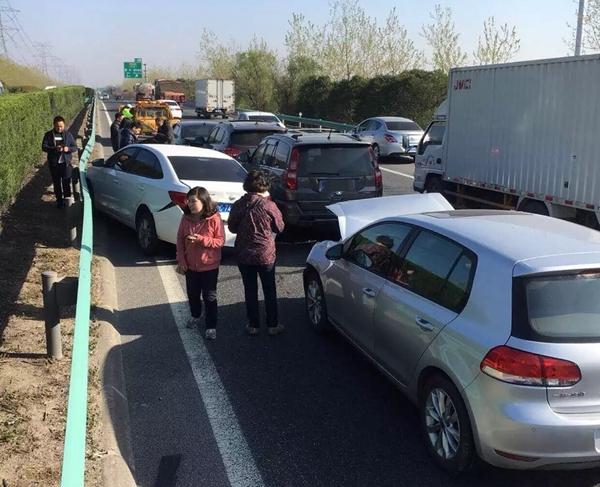 今晨早高峰沪芦高速五车"打弹子"式追尾