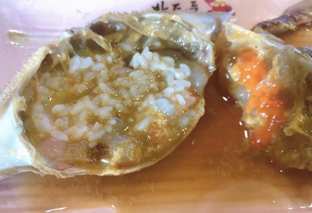 蟹壳里有蟹膏,混合米饭满满的蟹香.