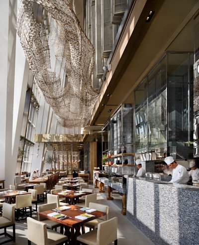 它客房的落地窗能让住客尽览浦江美景,餐厅提供各国美味,洗浴中心的