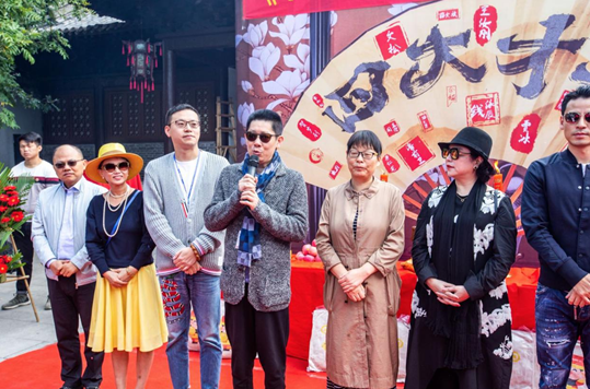 及全部职员在导演沈刚的带领下齐齐亮相,制片人钱峰,执行制片人姚勇