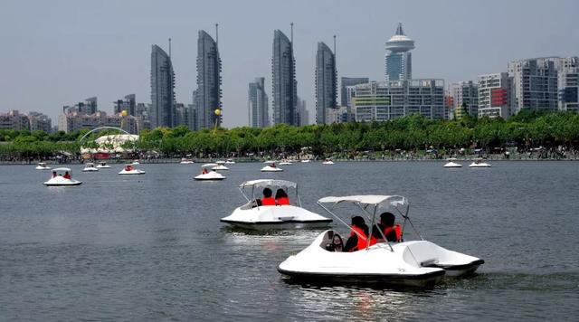 秋天来了 让我们去公园划船吧