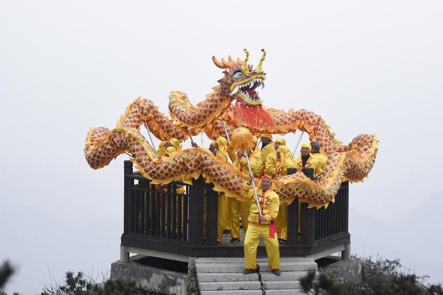 长三角第一高峰浙江龙泉山上演群龙共舞 祈求五谷丰登