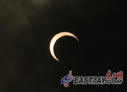 申城今晨上演日偏食 恰如"一轮金钩"【图】