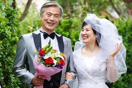 看到这些照片,是不是被感染到了,那么,我们老爸老妈的爱情呢?