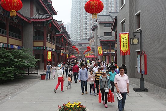 太阳城商业公司副总经理张春利出席汉唐风情小镇开街启动仪式并致辞