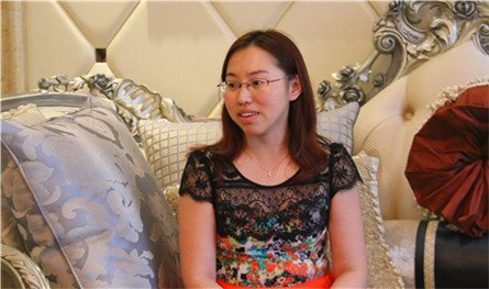 天山投资集团九峯项目营销副总经理黄瑞平接受媒体采访