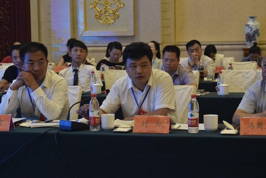 有限公司董事长张彦周听取专家解答与会嘉宾就如何"深化供给侧改革,创