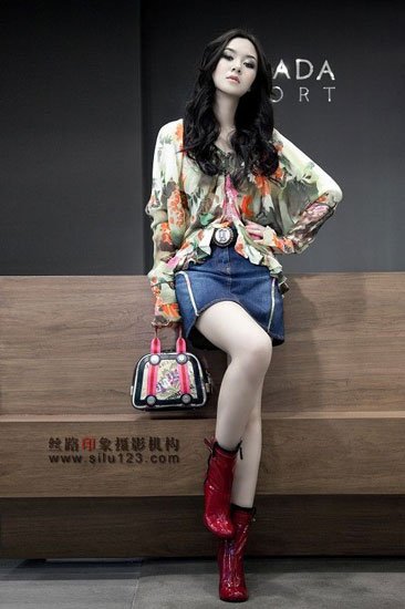 李亚红是新疆乌鲁木齐人,天生丽质的她有着让人羡慕的身高和美貌.