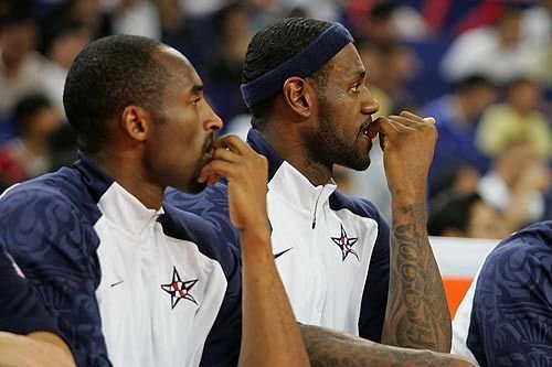 科比与詹姆斯惺惺相惜瞬间