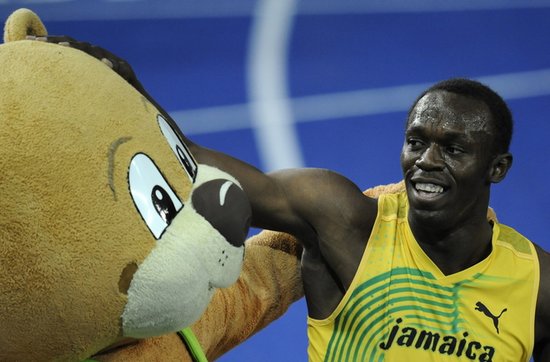 组图:博尔特接力夺第3金 与柏林熊称兄道弟