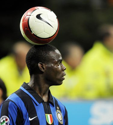 打开意大利,英格兰各大媒体的头版,封面人物都是巴洛特利