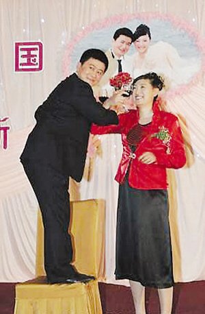 杨昊大婚新郎矮半头 如此交杯乐翻宾客(图)