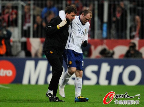 图文拜仁慕尼黑vs曼联鲁尼受伤被搀扶出场