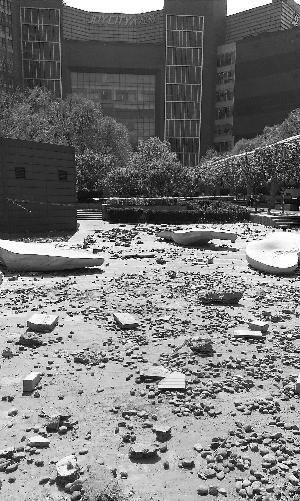 北京一物业嫌广场舞噪音大 在广场上撒满渣土