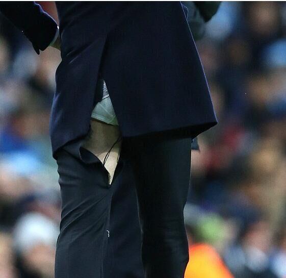 齐祖西装又烂了 内裤造型亮相(图)