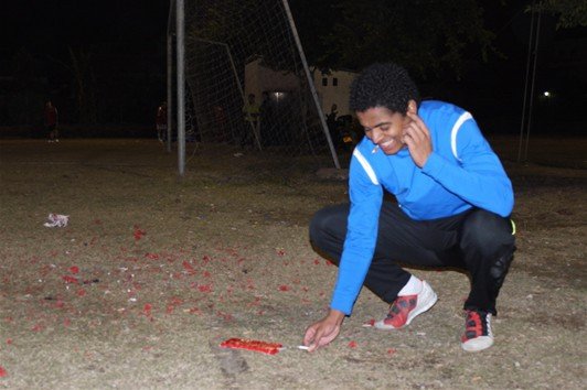 韦斯利第一次放中国鞭炮 既紧张又兴奋