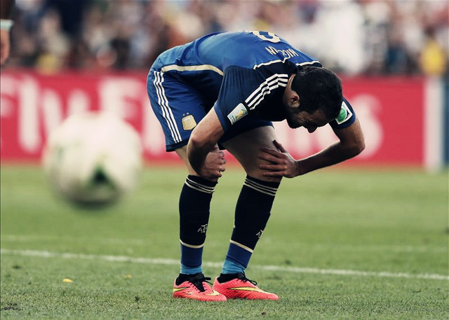 三次决赛,三失单刀,让伊瓜因彻底背上了大赛软脚虾的名号