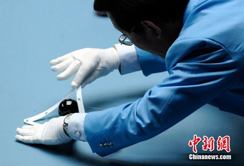 台球裁判员仔细处理关键黑球