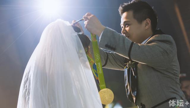 龙清泉将金牌献给爱妻 婚礼后赶赴冬训离别掉泪