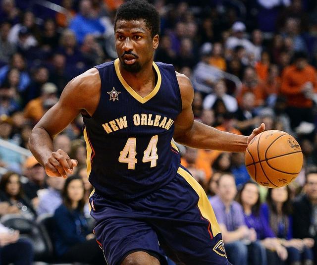 所罗门-希尔(鹈鹕):6中2,5分1失误.