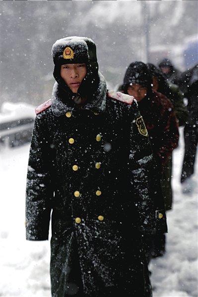 京藏高速700余车被困武警带路2000人转移