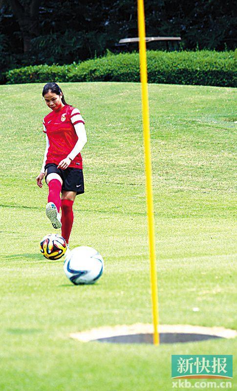 女足国脚玩足球高尔夫:就像在考验中场转移