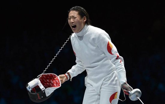 奥运击剑冠军:人在赛场心系灾区 为雅安祈福