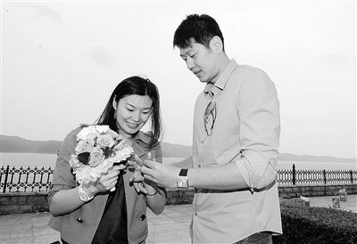 莫科走出两年丧妻之痛 牵手周雅菲10月办婚礼