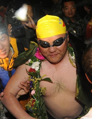 张健与风浪搏斗创纪录引众人高呼大英雄