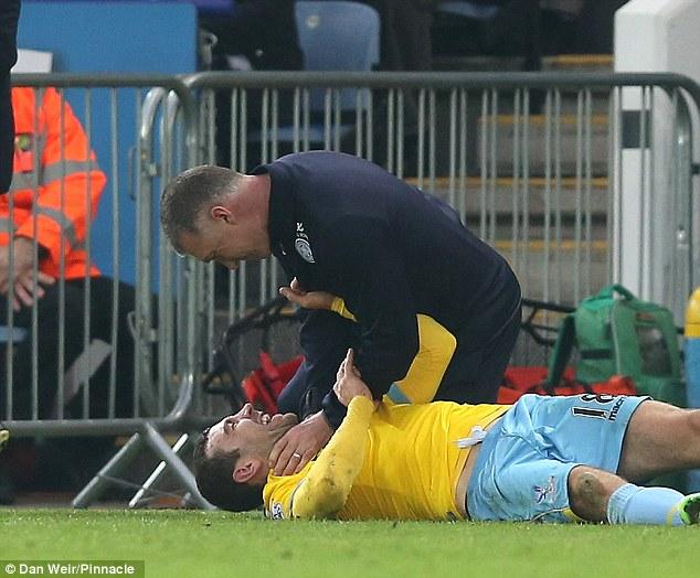 什么仇什么怨主帅比赛锁喉球员大喊放开我