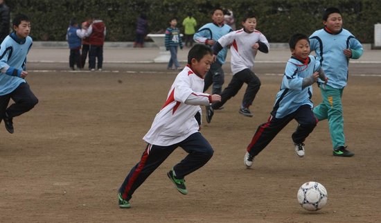 要知道人民路二小得到了岛城名宿刘国江(微博)的倾力培养,而中云小学
