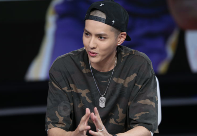 明星投篮机挑战,60秒投进23球,把我们柯凡柯老板完爆了哟……值得一提