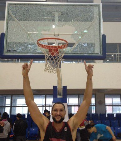 江苏训练暴力一幕! nba猛男强力扣碎篮板(图)