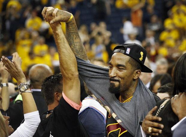 消息,在 詹姆斯 正式续约后, 骑士 夺冠拼图中只有jr-史密斯尚未敲定