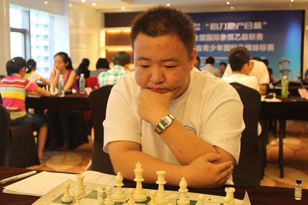 在此间激战正酣,组委会秘书长,黑龙江省棋牌协会国际象棋分会秘书长
