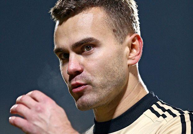 俄罗斯门将阿金费耶夫被球迷投掷的火炬击中颈部