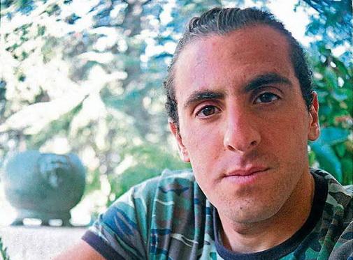 人的容貌,也不会说阿拉伯语,而且还是来自美国亚特兰大的樱树镇