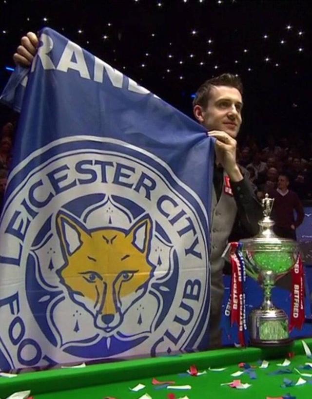 是时候亮出身份了塞尔比夺冠举莱斯特队旗