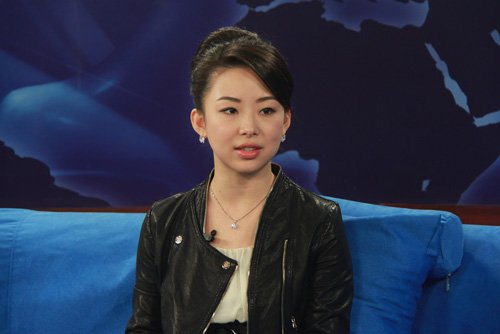 综合体育 台球 正文潘晓婷传授打球技巧 主持人:太好了.