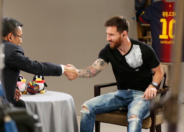 白岩松对话梅西:愿在巴萨退役 阿根廷夺冠剃胡子