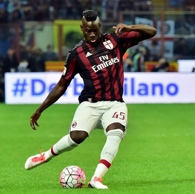 代表心爱的ac米兰(官方微博数据)去挑战出道母队国际米兰,巴洛特利