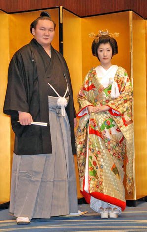 白鹏和他的日本妻子(资料图)据新华社电 蒙古相扑横纲白鹏近日向日本